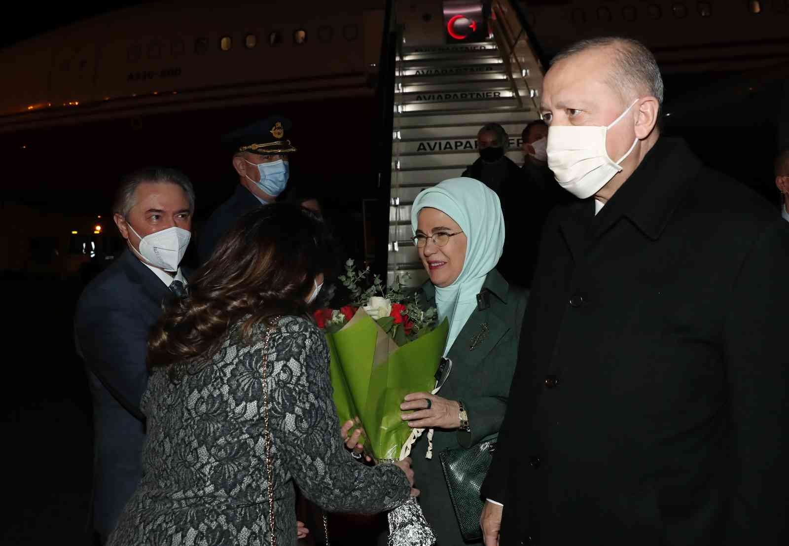 (BRÜKSEL) Cumhurbaşkanı Erdoğan ve eşi, NATO daimi temsilcisi tarafından Brüksel Havaalanında karşılandı