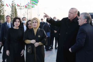 Cumhurbaşkanı Erdoğan, Özbekistan’da Bağımsızlık Anıtı’na çelenk bıraktı