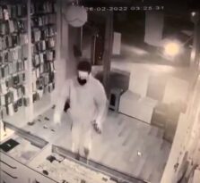 Hırsızlık için girdiği işyerinin kapısını taşla kırdı