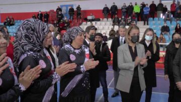 Kadınlar sahaya indi, dostluk kazandı