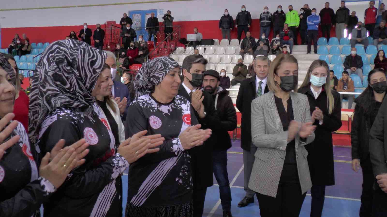 Kadınlar sahaya indi, dostluk kazandı