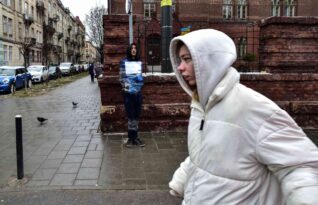 Lviv’de casus şüphelisi direğe bağlandı