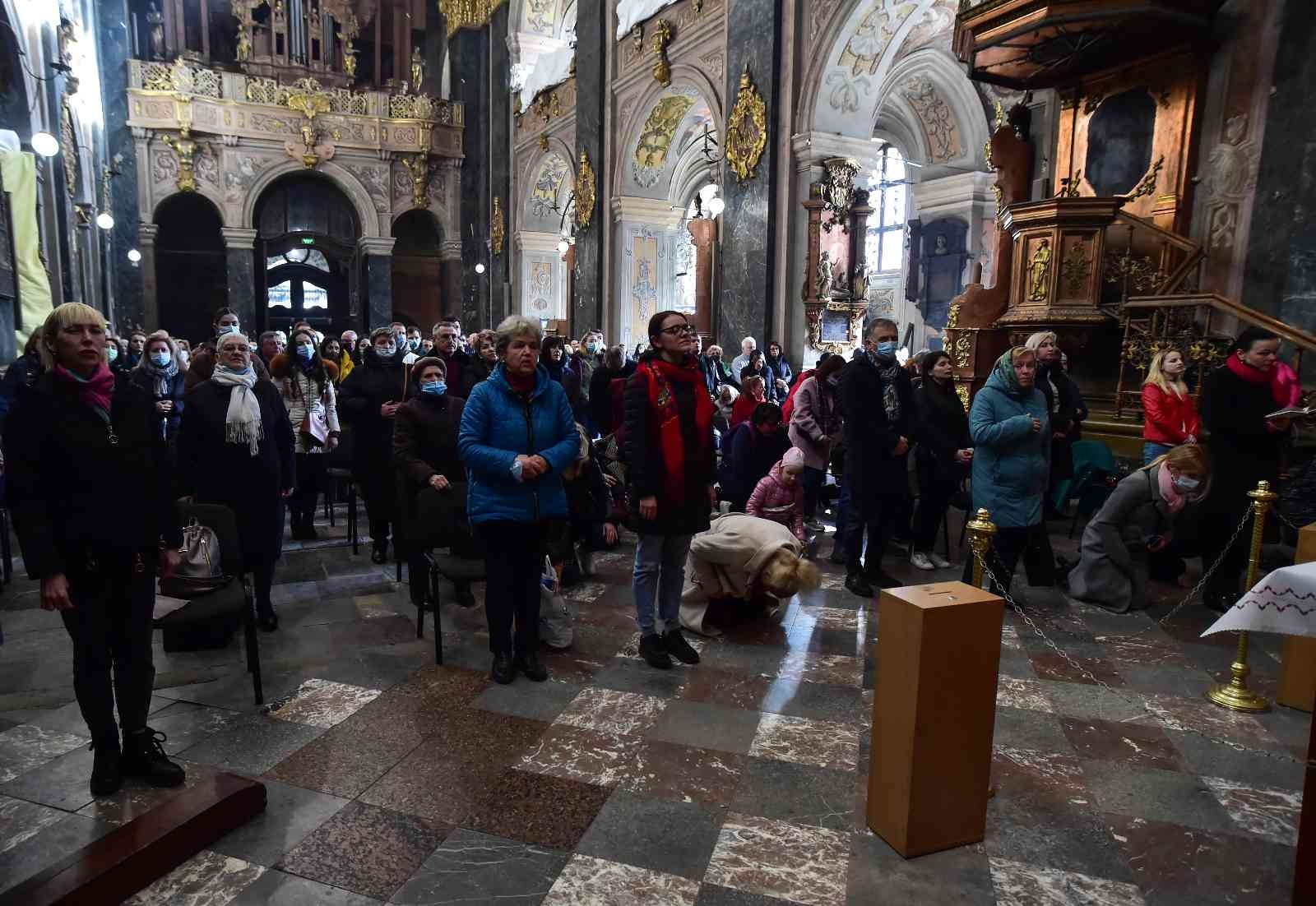 Lviv’de halk Rusya’nın saldırıları sonrası kiliseleri doldurdu