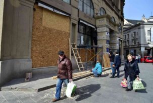 Lviv’de Latin Katedrali, vitrinler ve heykeller tahtalarla korunuyor