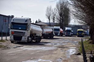 Lviv’de vurulan yakıt deposu boşaltılıyor