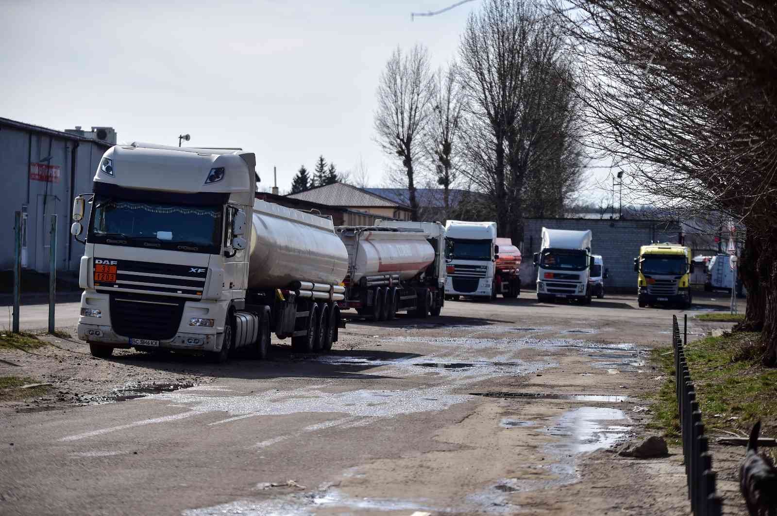 Lviv’de vurulan yakıt deposu boşaltılıyor