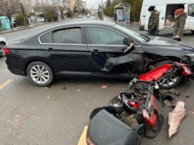 Motosiklet otomobile çarptı, 2 kişi yaralandı