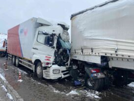 Nevşehir’de kamyon tırla çarpıştı: 1 ölü