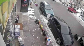 Otomobilin çarptığı kadın metrelerce savruldu