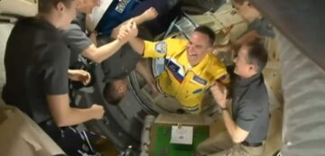 Rus kozmonotlar, Ukrayna temalı kıyafetlerle Uluslararası Uzay İstasyonu’na çıktı