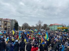 Ukraynalılar, Herson’da Rus ordusunu protesto etti