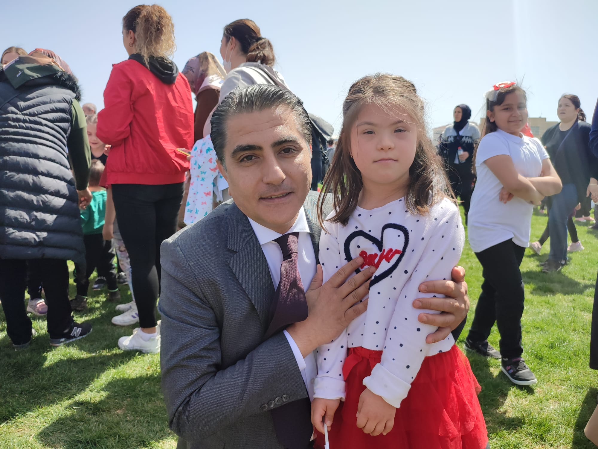 Çocuklar Başkan Çiftçi ile fotoğraf çektirme yarışına girdi