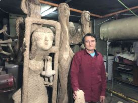 Afgan göçmen çöpten topladığı atıklarla kazan dairesinde heykel yapıyor