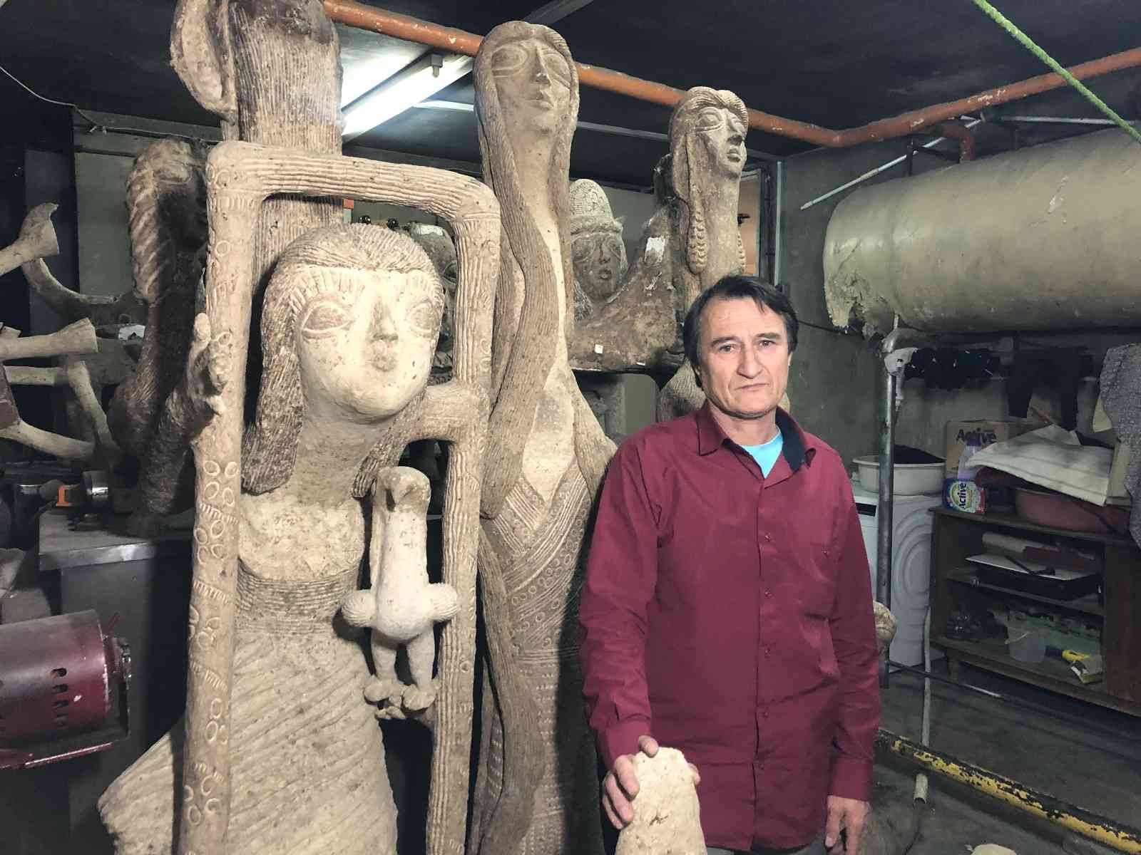 Afgan göçmen çöpten topladığı atıklarla kazan dairesinde heykel yapıyor