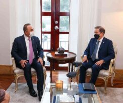 Bakan Çavuşoğlu, Panama Devlet Başkanı Cortizo ve Panamalı mevkidaşı Mouynes ile görüştü