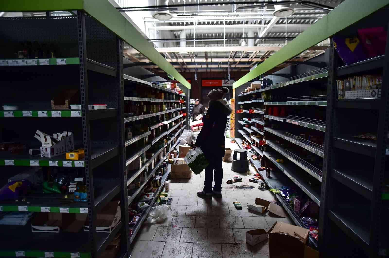 Bucha sakinleri Rus saldırılarının hedefi olan markette bozulmamış ürün aradı
