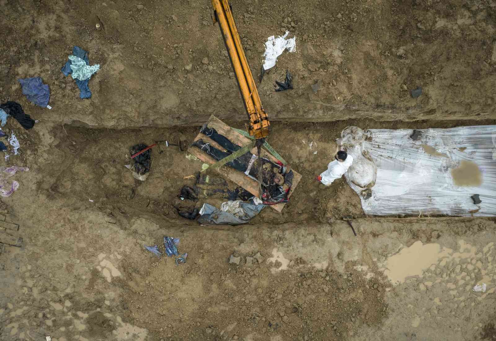 Bucha’daki toplu mezardan çok sayıda ceset çıkarıldı