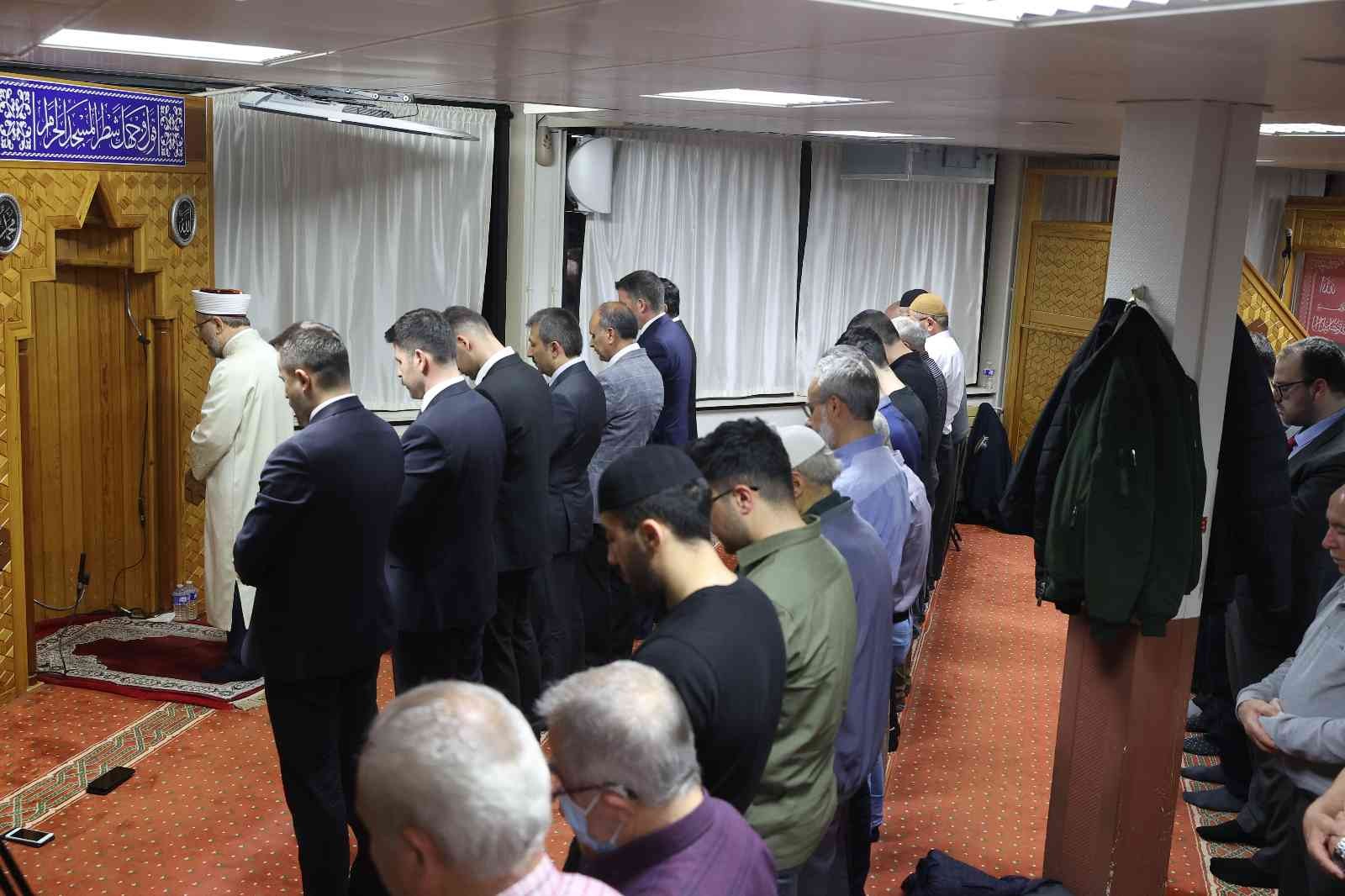 Diyanet İşleri Başkanı Erbaş, DİTİB Yunus Emre Camii’nde teravih namazı kıldırdı