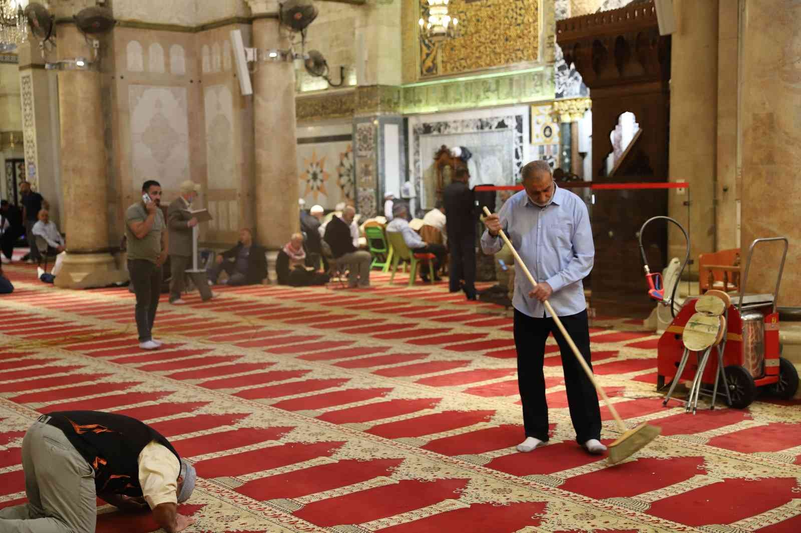 İsrail güçlerinin saldırıları sonrası Mescid-i Aksa’da temizlik yapıldı