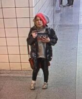 Kanada’da metro istasyonunda bekleyen kadın raylara itildi