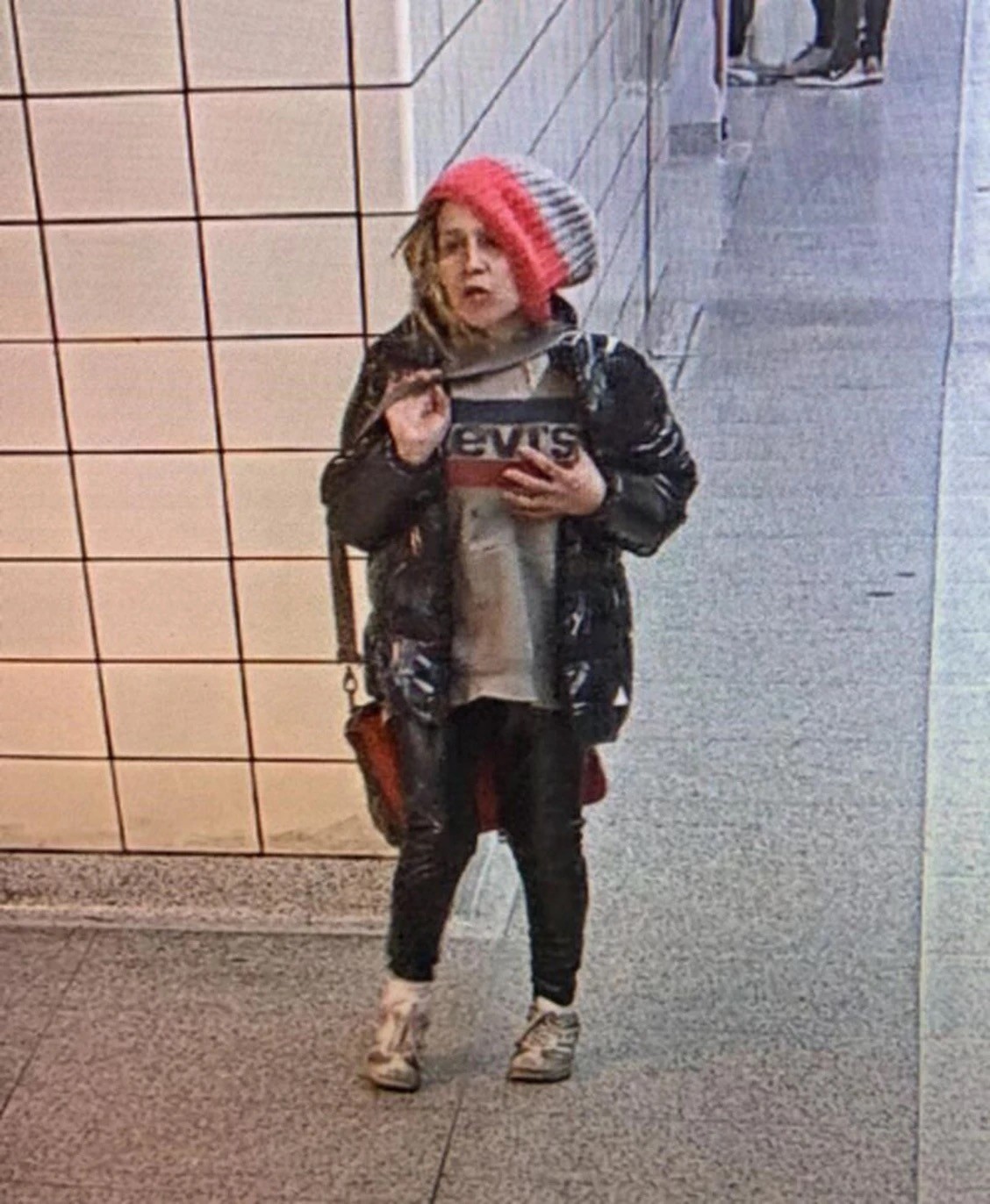 Kanada’da metro istasyonunda bekleyen kadın raylara itildi