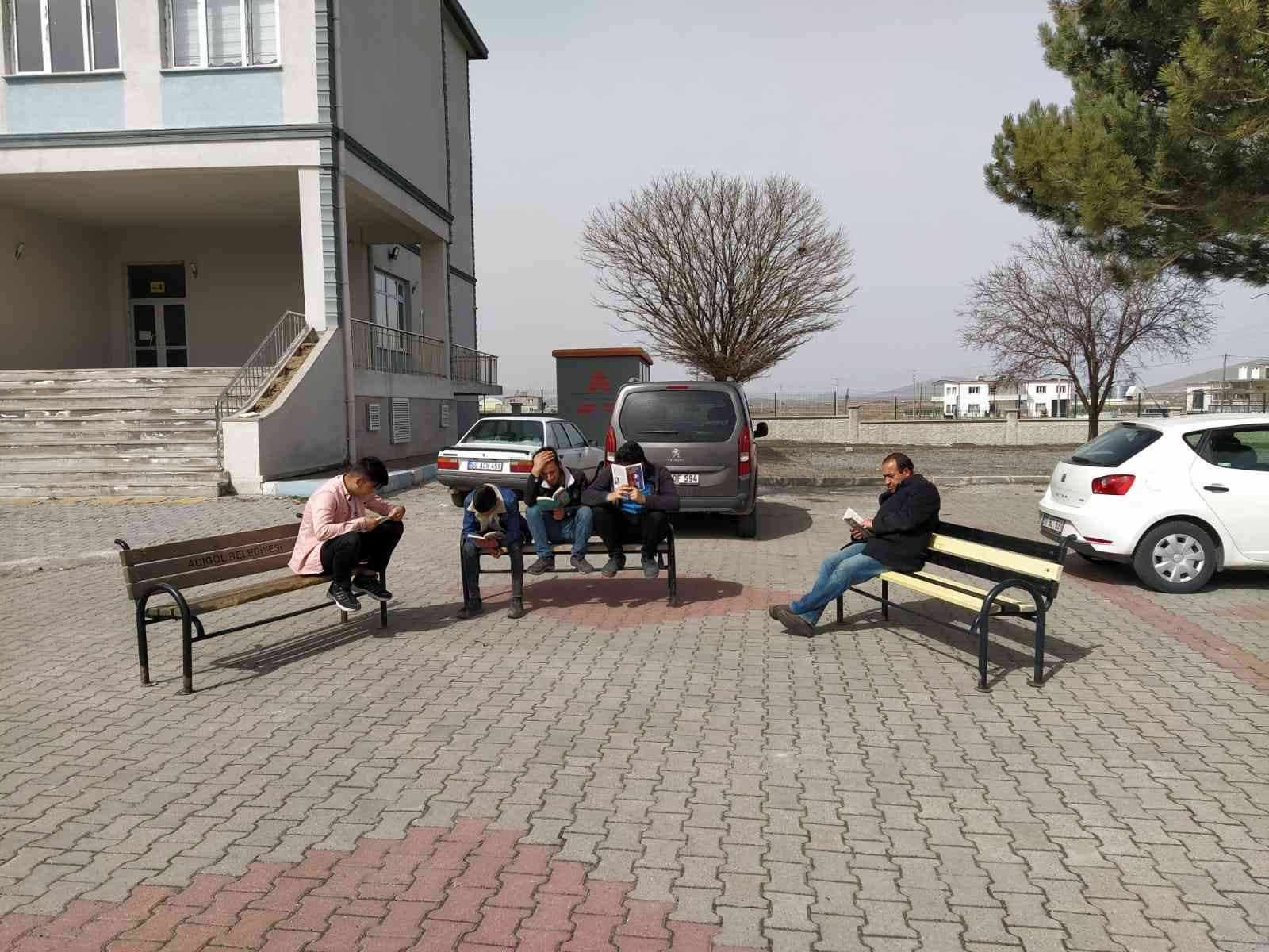 Okul bahçesinde kitap okudular