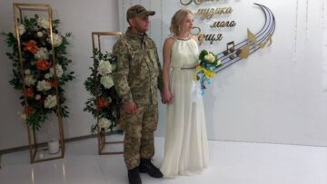 Ruslardan ele geçirilen zırhlı araç, Ukrayna’da gelin arabası oldu