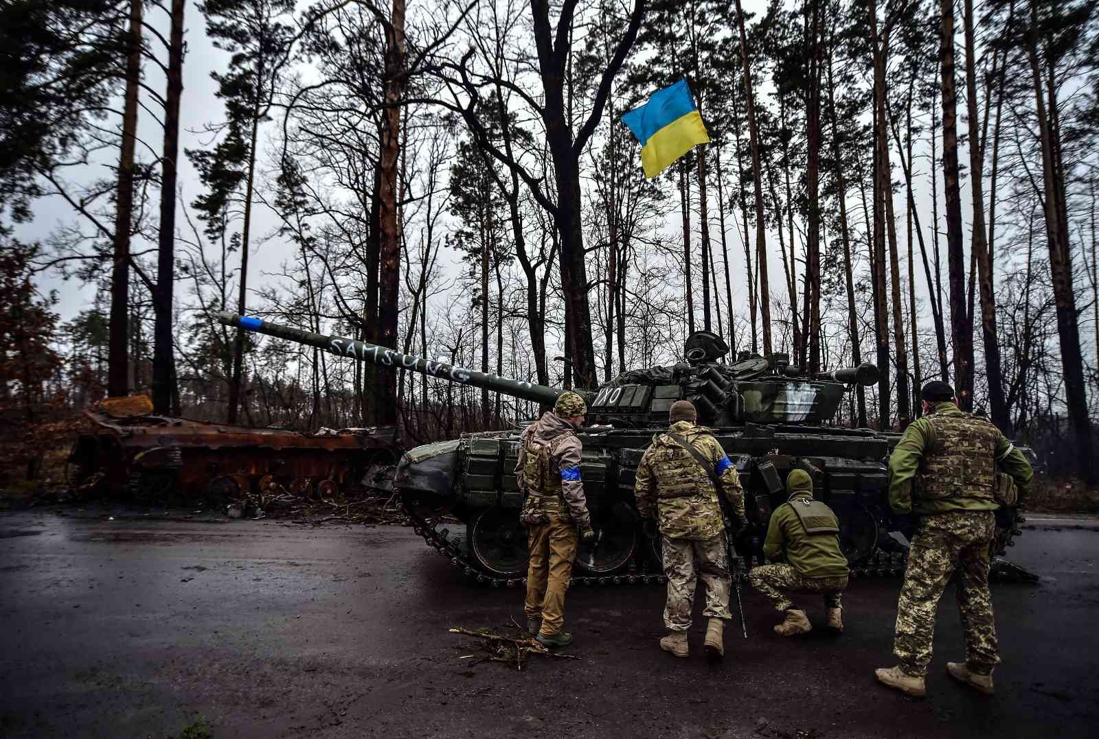 Rusların bıraktığı tanklar Kiev’e getiriliyor