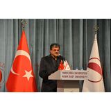 Doç. Dr. Mustafa Hastürk’ün “Mavi Elma” adlı kişisel resim sergisi, Başbakan Dr. Faiz Sucuoğlu tarafından Yakın Doğu Üniversitesi Atatürk Kültür ve Kongre Merkezi Sergi Salonu’nda açıldı