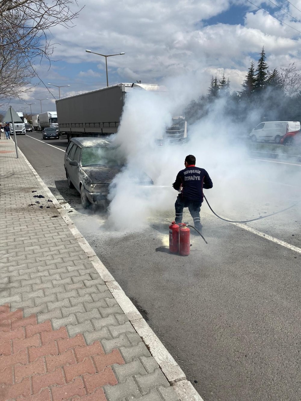 Seyir halindeki araç yandı