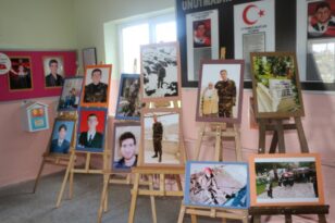 Nevşehir’in Alacaşar köyünde ‘Bir Okulda Dört Yiğit’ sergisi açıldı!