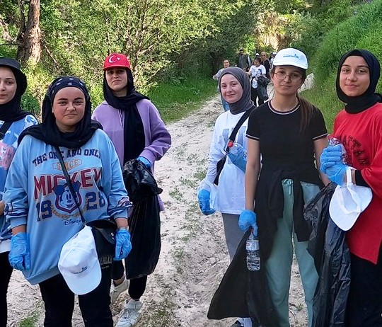 Balkan deresi vadisinde yürüyüş ve vadi temizliği