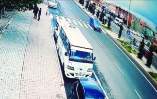 Otomobilin çarptığı motosiklet sürücüsü metrelerce savruldu