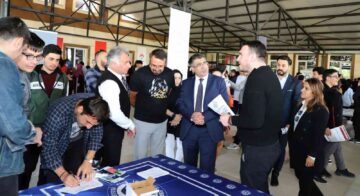 Rektör Aktekin ’Üniversite Tanıtım Fuarı’nı ziyaret etti