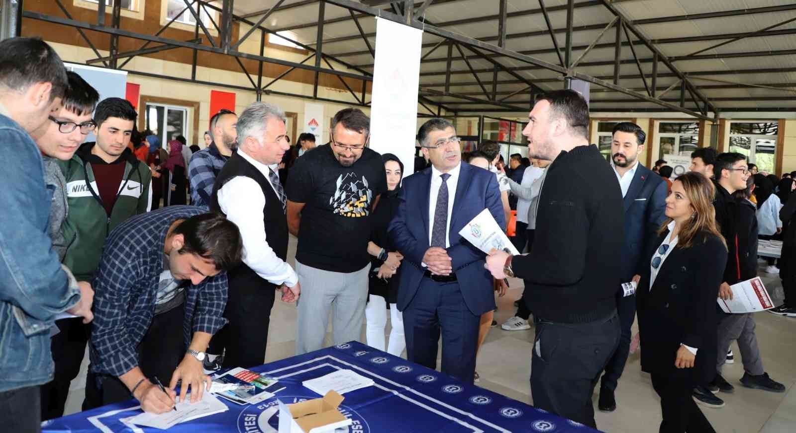 Rektör Aktekin ’Üniversite Tanıtım Fuarı’nı ziyaret etti