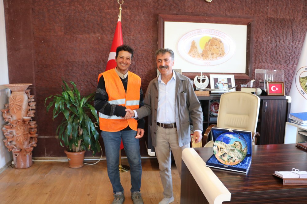 Uçhisar Belediyesi’nden örnek temizlik işçisine çeyrek altın ödülü