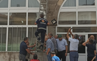 Nevşehir’de cami çatısına kanadı sıkışan kuşu itfaiye kurtardı