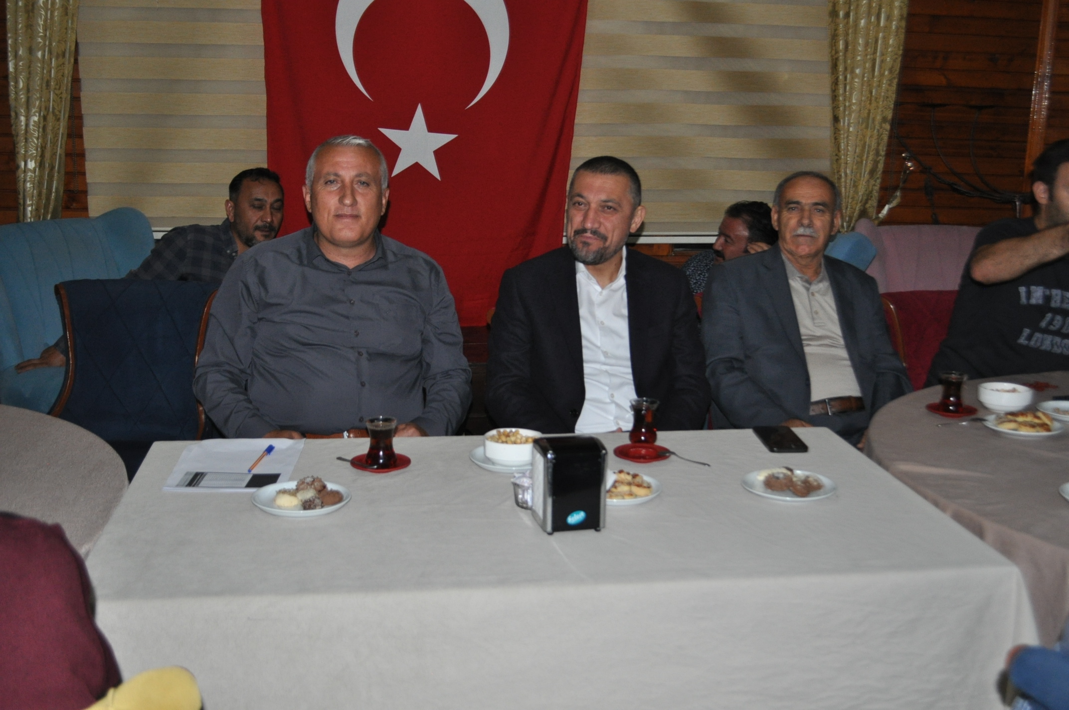 “Başımızın tacısınız”