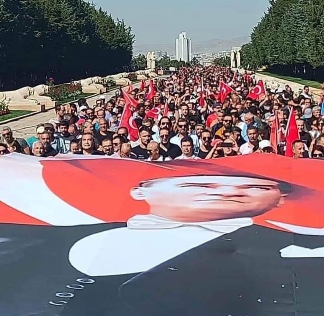 On binlerce Eğitim-İş üyesi başöğretmen Atatürk’e yürüdü