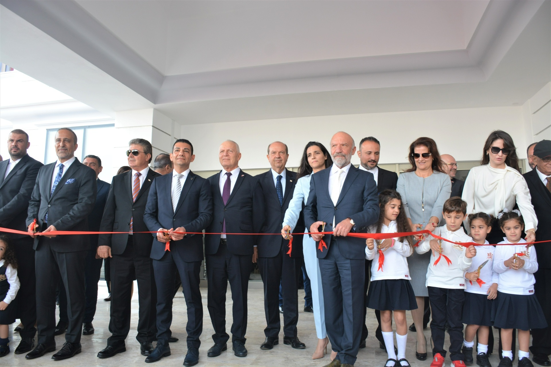 Yakın Doğu Üniversitesi Hastanesi Yeniboğaziçi, devlet protokolünü buluşturan görkemli bir törenle hizmete açıldı