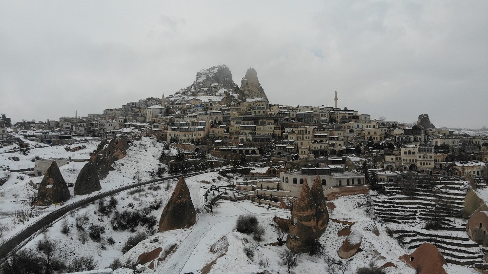 Nevşehirliler güne kar yağışıyla uyandı