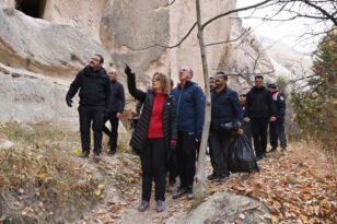Vali ve Belediye Başkanı Kapadokya vadisinde çöp topladı