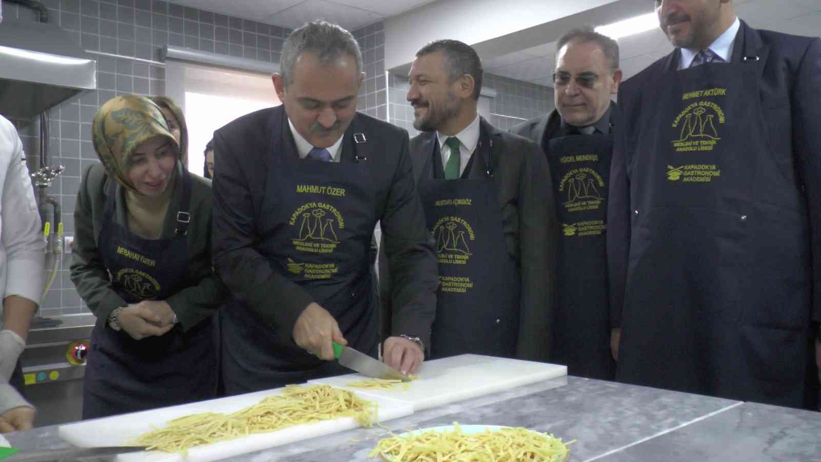 Bakan Özer önlük taktı, erişte kesti