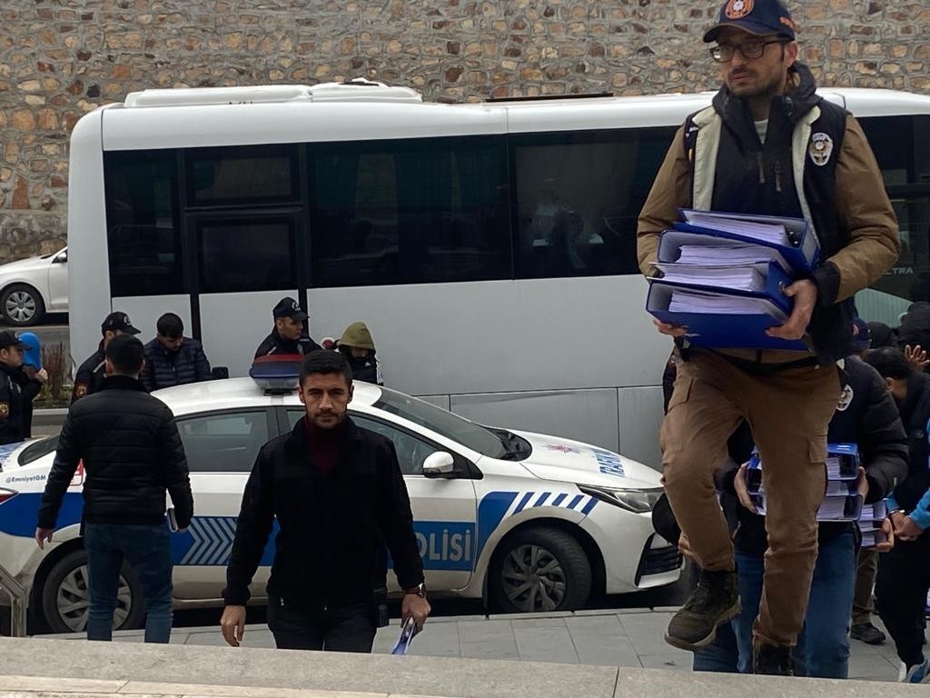 Dolandırıcılık operasyonunda 17 kişi tutuklandı