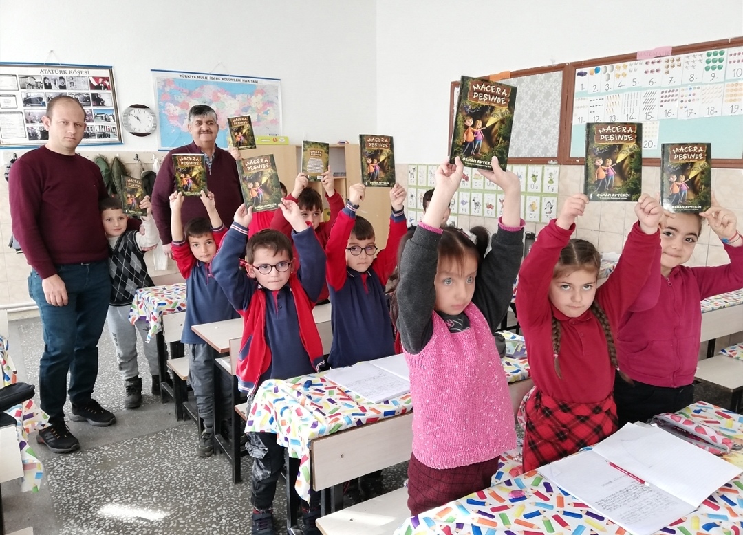 KÖYÜNÜN ÖĞRENCİLERİNE KITAP HEDİYE ETTİ