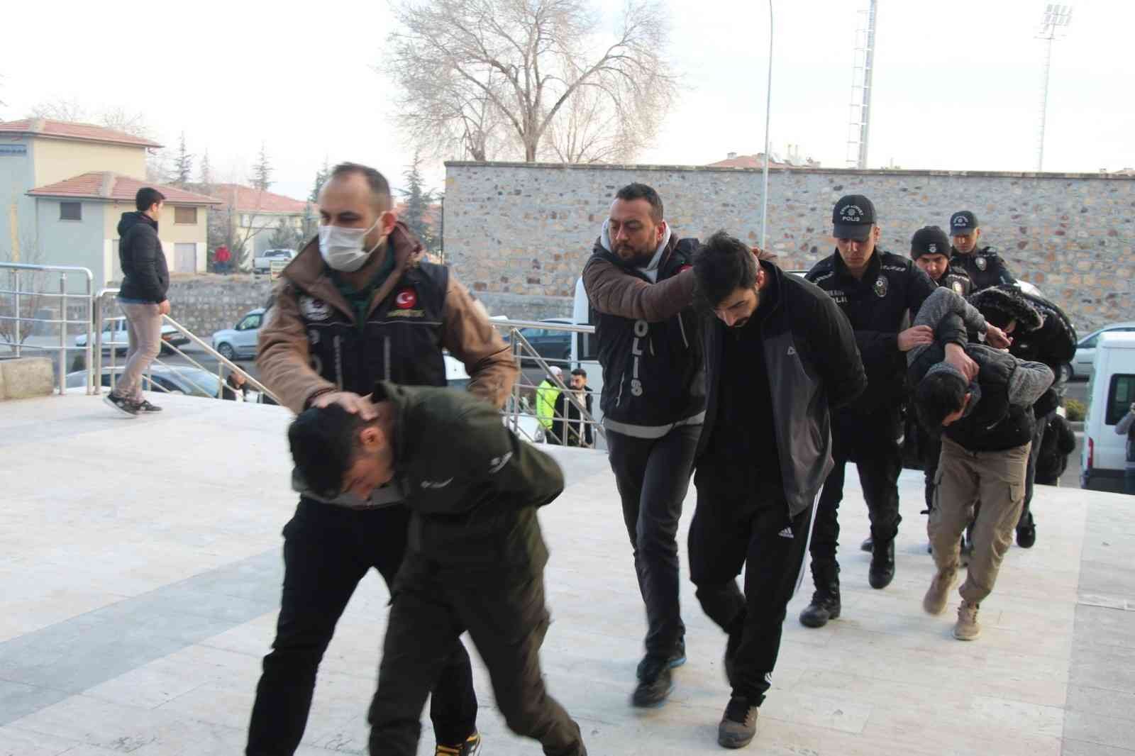 “Kökünü kurutma operasyonunda” 33 kişi adliyede