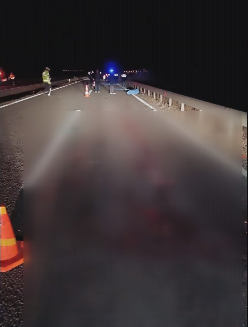 Refüje çarpıp takla atan otomobil 3 kişiye mezar oldu