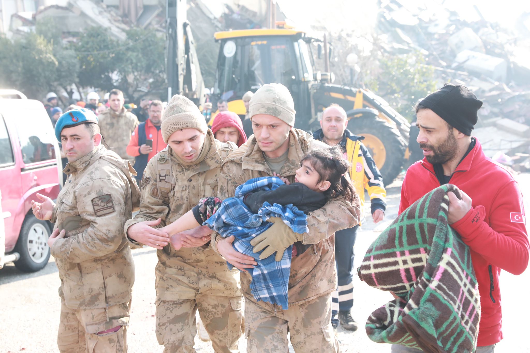 KIZILAY AFET BÖLGESİNDE YARDIM ÇALIŞMALARINI SÜRDÜRÜYOR