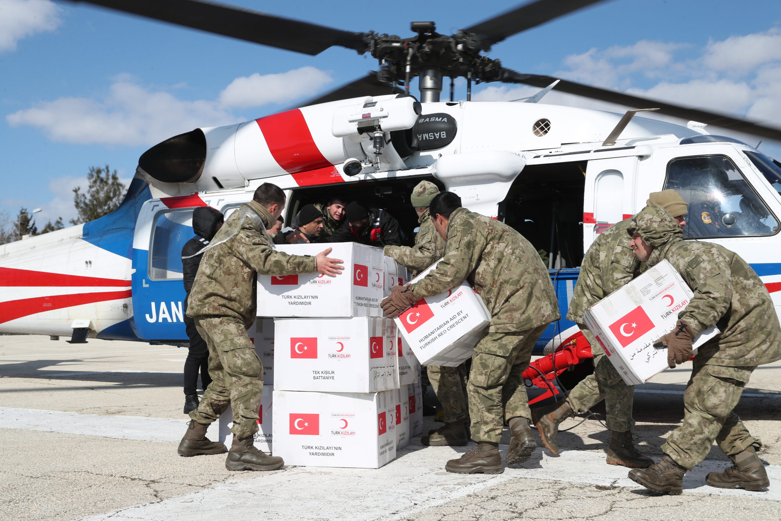 KIZILAY VE TSK’DAN KÖYLERE HELİKOPTERLE YARDIM