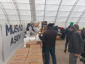 MÜSİAD, ÜYELERİ VE GÖNÜLLÜLERİ İLE AFET BÖLGESİNDE YARALARI SARIYOR